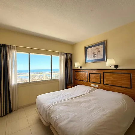 Pyr Beachfront And Pool דירה *