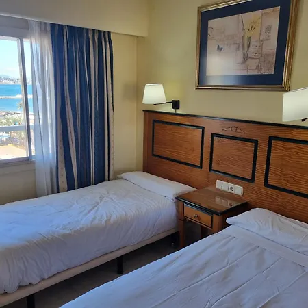 Pyr Beachfront And Pool Apartment