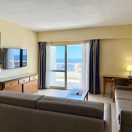 Pyr Beachfront And Pool Apartment