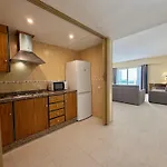 Pyr Beachfront And Pool Апартаменти