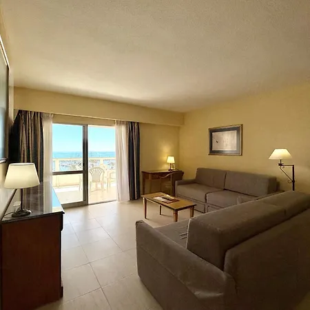 Pyr Beachfront And Pool 푸엔히롤라